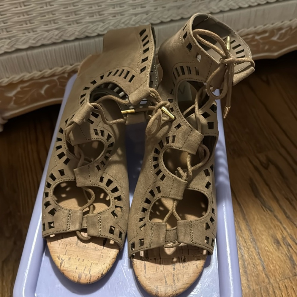 DV by Dolce Vita Gladiator Faux Suede Tan Wedge Sandals Size 8 - Picture 6 of 13